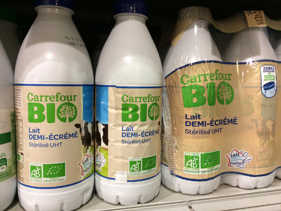 Du Lait Bio Dans Des Bouteilles En Plastique Non Recyclable